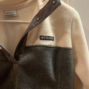 Columbia pull over cream and grey